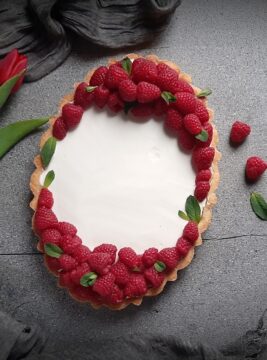 Crostata con lamponi, cioccolato e yogurt
