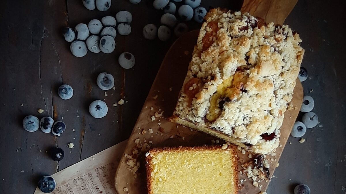 Torta: pound cake ai mirtilli e crumble