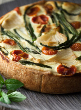 Crostata con pomodorini e cipollotti alla ricotta