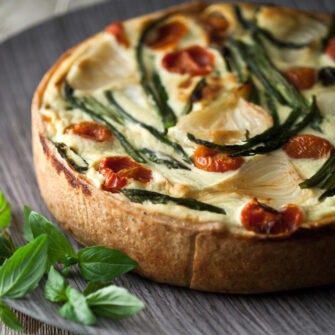 Crostata con pomodorini e cipollotti alla ricotta