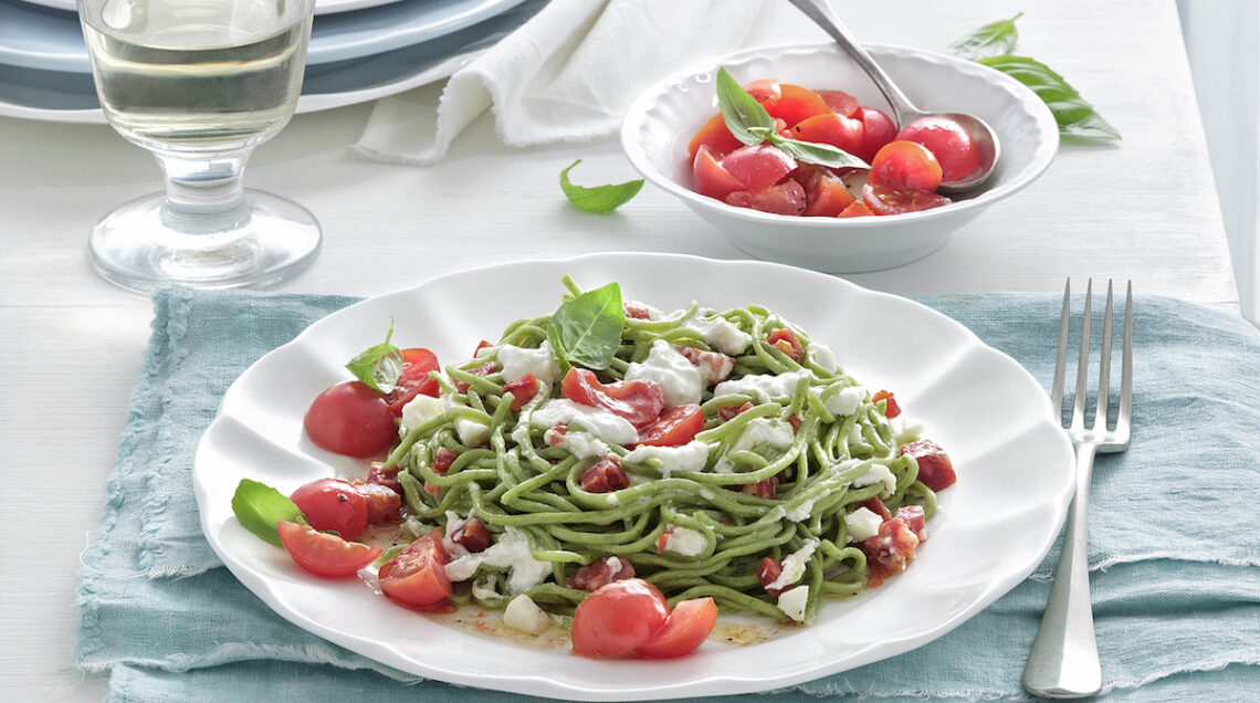 un primo piatto di pasta fresca fatta in casa con un condimento mediterraneo perfetto per la bella stagione