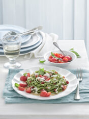un primo piatto di pasta fresca fatta in casa con un condimento mediterraneo perfetto per la bella stagione