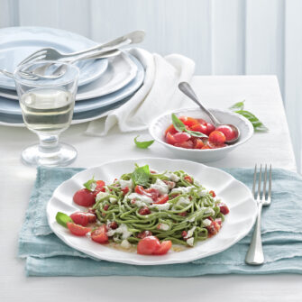 un primo piatto di pasta fresca fatta in casa con un condimento mediterraneo perfetto per la bella stagione