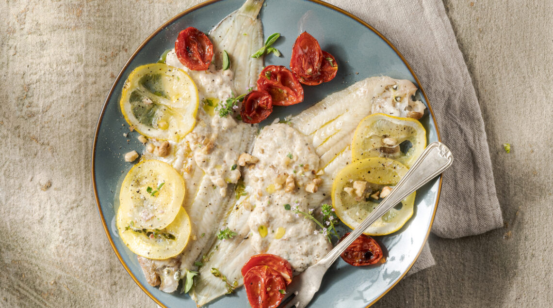 Sogliole con salsa di noci e pomodori