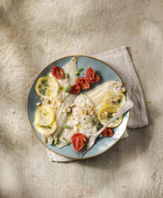 Sogliole con salsa di noci e pomodori
