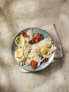 Sogliole con salsa di noci e pomodori