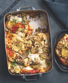 Teglia ai carciofi con mozzarella e pomodoro