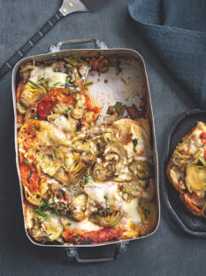 Teglia ai carciofi con mozzarella e pomodoro