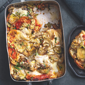 Teglia ai carciofi con mozzarella e pomodoro