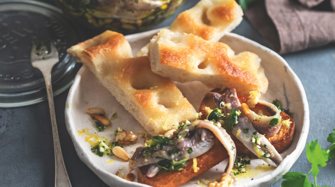 Acciughe alla salsa di pinoli, noci e scorza di limone