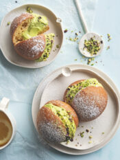 Brioche con crema al pistacchio