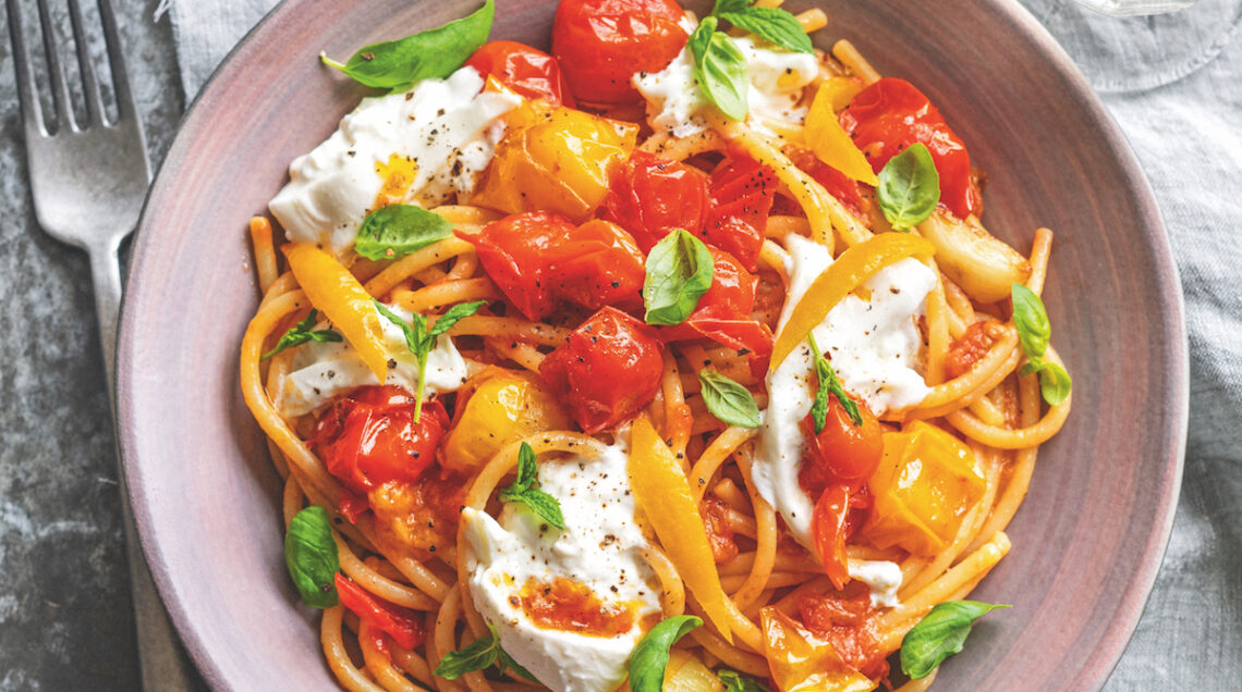 Spaghettoni con burrata, pomodorini e limoni sotto sale