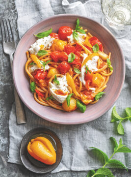 Spaghettoni con burrata, pomodorini e limoni sotto sale