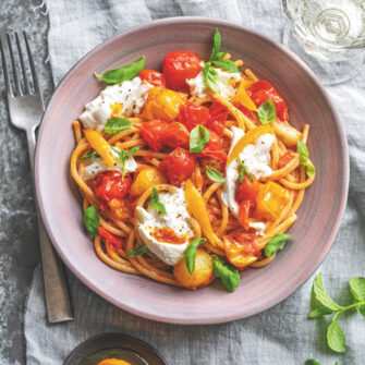 Spaghettoni con burrata, pomodorini e limoni sotto sale