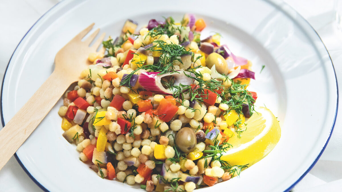 Insalata di fregola e ortaggi alle erbe e zenzero