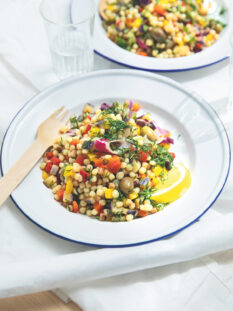 Insalata di fregola e ortaggi alle erbe e zenzero