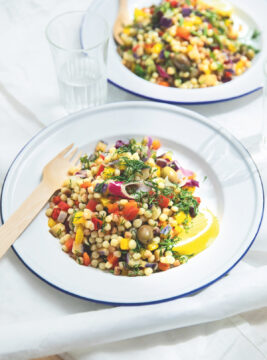 Insalata di fregola e ortaggi alle erbe e zenzero