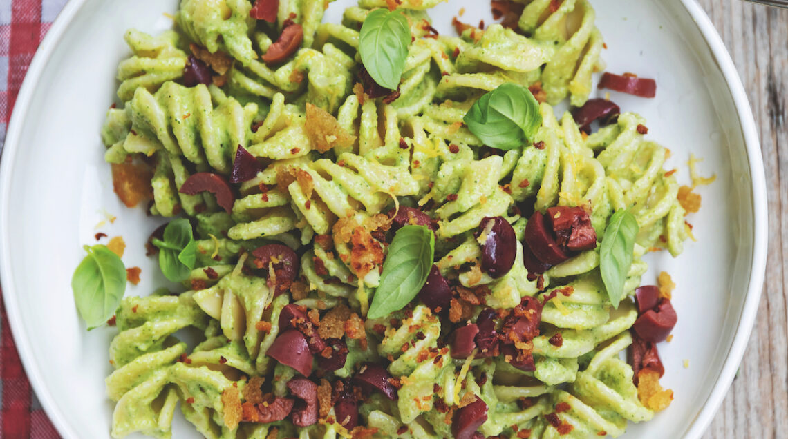 Fusilli con pesto di zucchine, briciole croccanti e olive