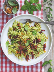 Fusilli con pesto di zucchine, briciole croccanti e olive