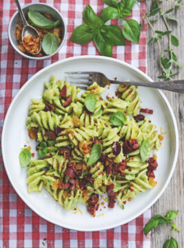 Fusilli con pesto di zucchine, briciole croccanti e olive