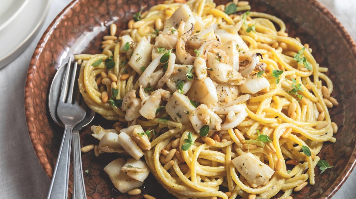 Spaghettoni con seppie e crema di pinoli
