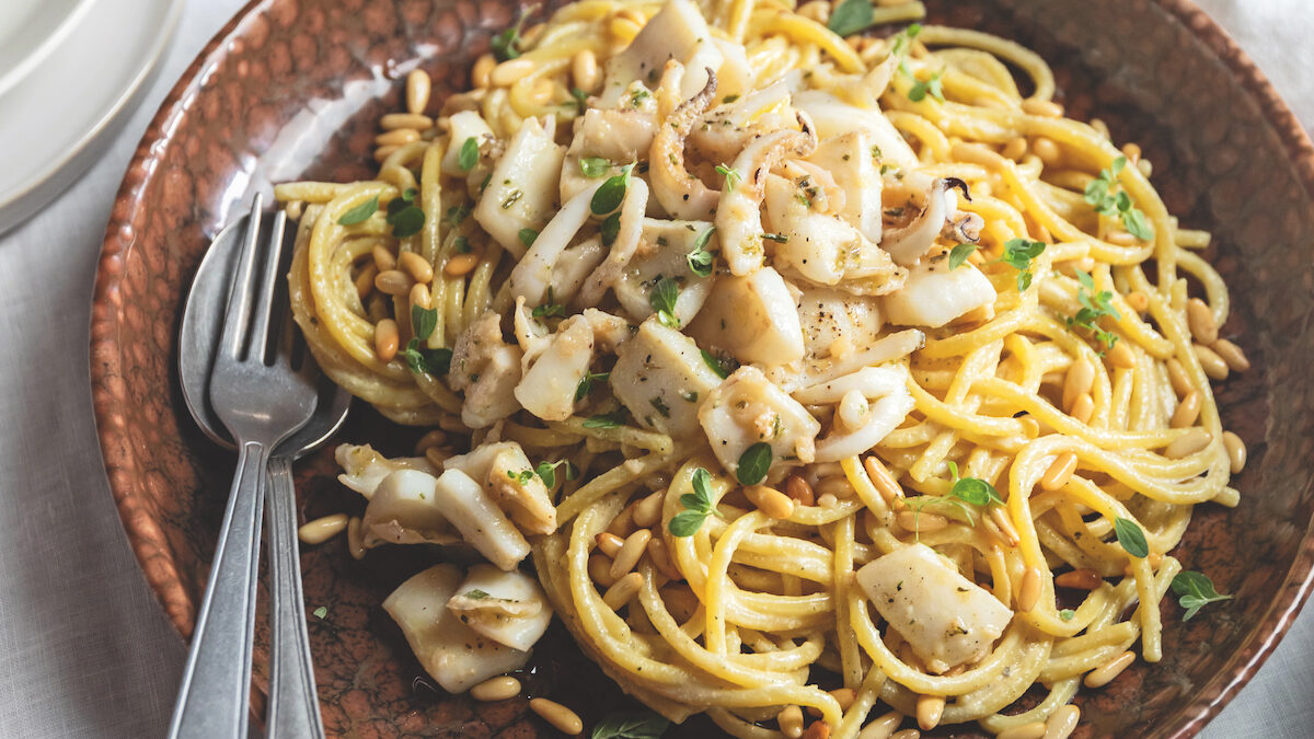 Spaghettoni con seppie e crema di pinoli