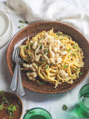 Spaghettoni con seppie e crema di pinoli