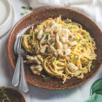 Spaghettoni con seppie e crema di pinoli