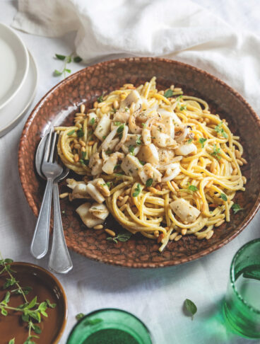 Spaghettoni con seppie e crema di pinoli