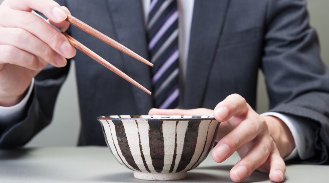 BACCHETTE GIAPPONESI - Businessman to eat Japanese food