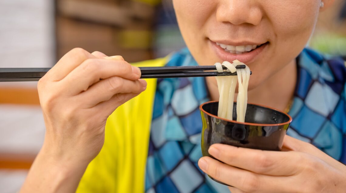 BACCHETTE GIAPPONESI using chopstick eat noodle
