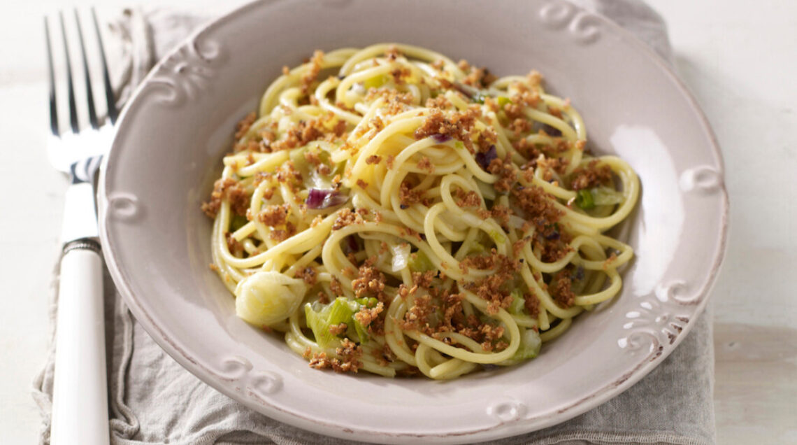 Spaghetti ai cipollotti con pane ai semi tostato
