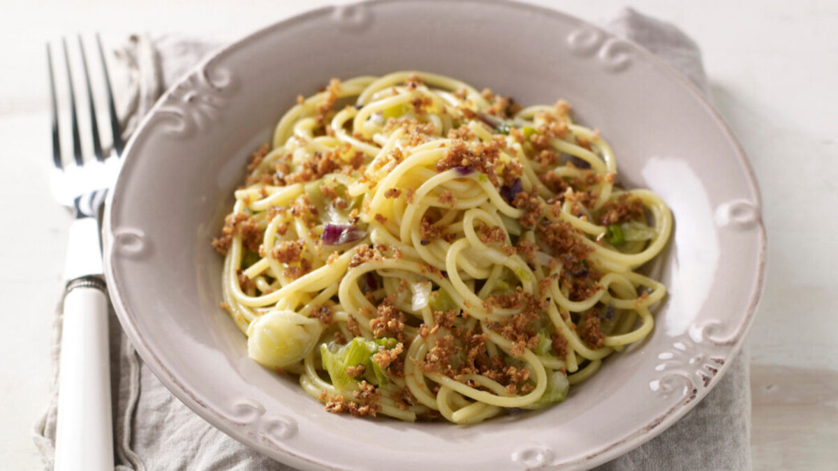 Spaghetti ai cipollotti con pane ai semi tostato