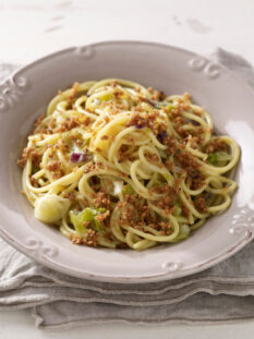 Spaghetti ai cipollotti con pane ai semi tostato