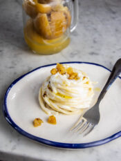 Spaghetti con crema di ricotta e limoni confit