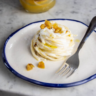 Spaghetti con crema di ricotta e limoni confit