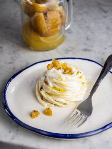 Spaghetti con crema di ricotta e limoni confit