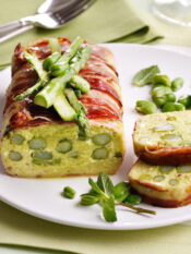 Terrina di fave e asparagi con pancetta e menta
