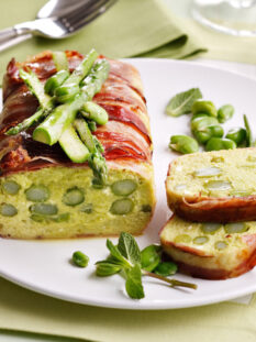 Terrina di fave e asparagi con pancetta e menta