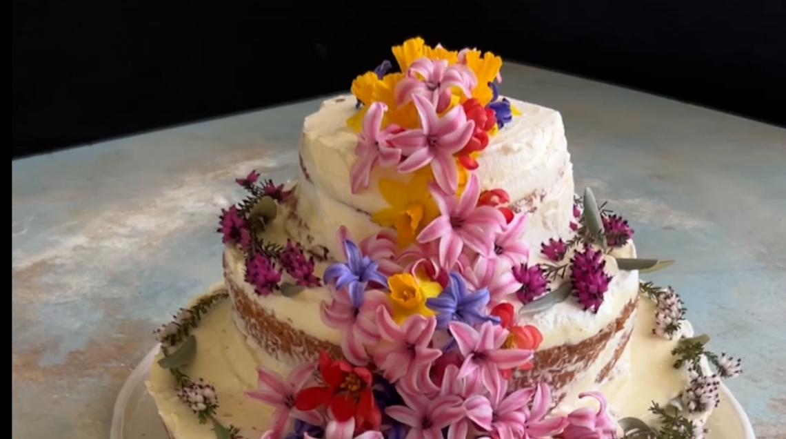 Torta vulcano fiorito con crema chantilly