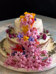Torta vulcano fiorito con crema chantilly