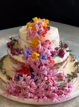 Torta vulcano fiorito con crema chantilly
