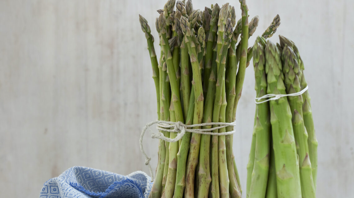 mazzi di asparagi