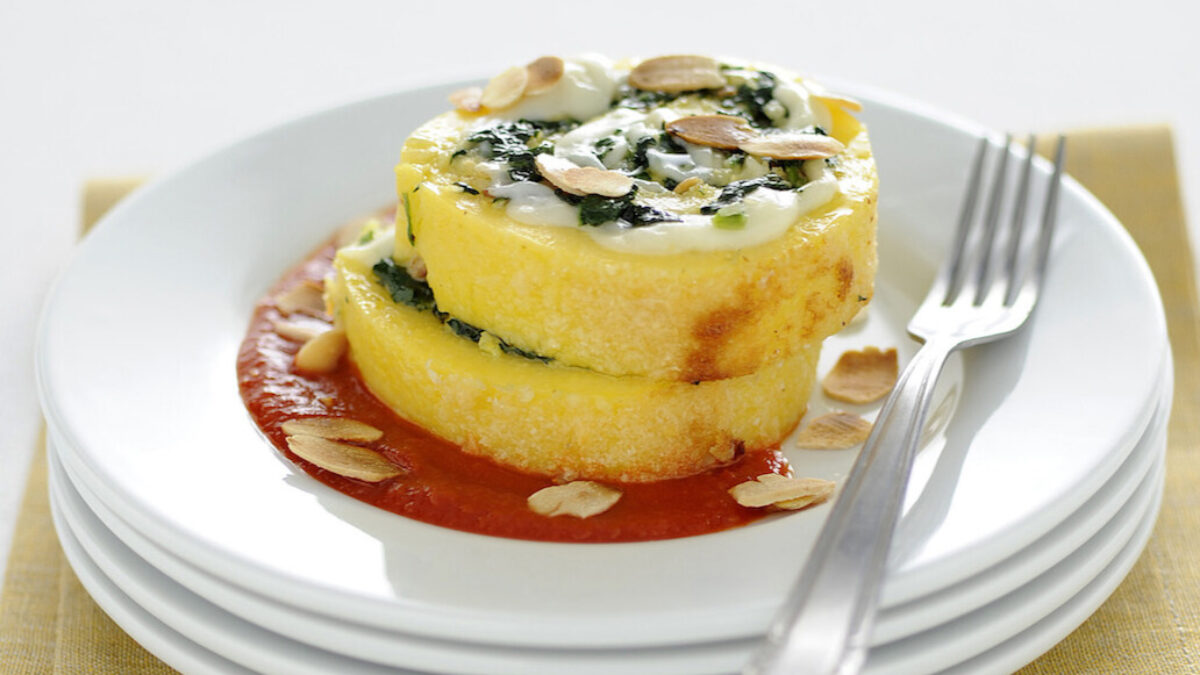 Rotolo con mozzarella, spinacini e mandorle
