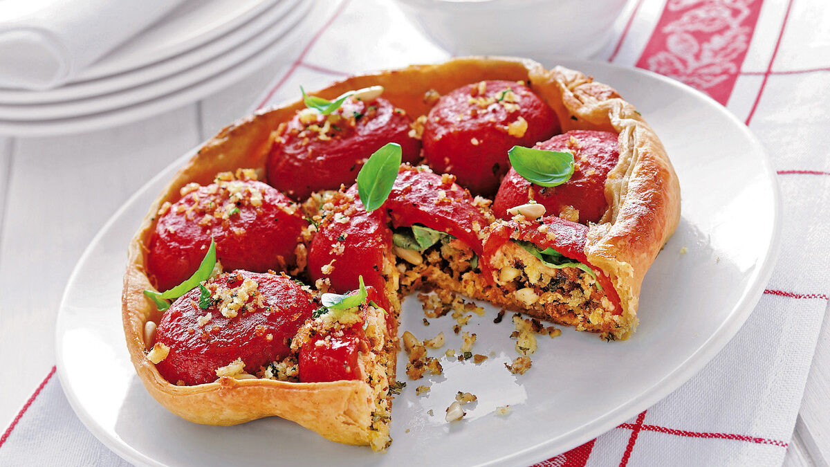 Tatin di pomodori farciti con briciole, pinoli e aromi