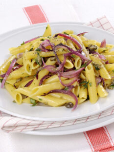 Penne lisce con cipolle al forno e capperi