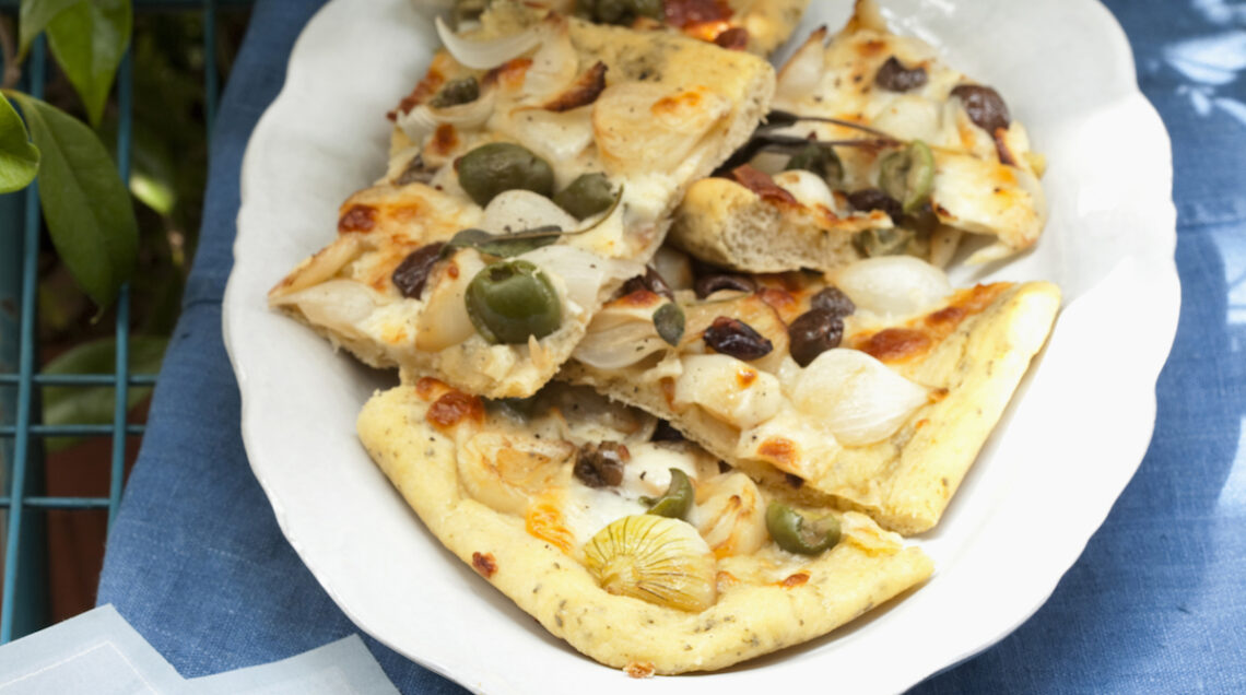 Focaccia alla salvia con cipolline e olive