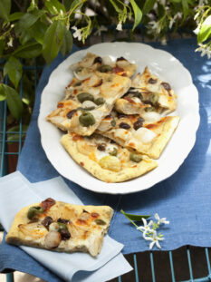 Focaccia alla salvia con cipolline e olive
