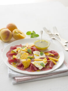 Carpaccio di filetto, pecorino e percoche