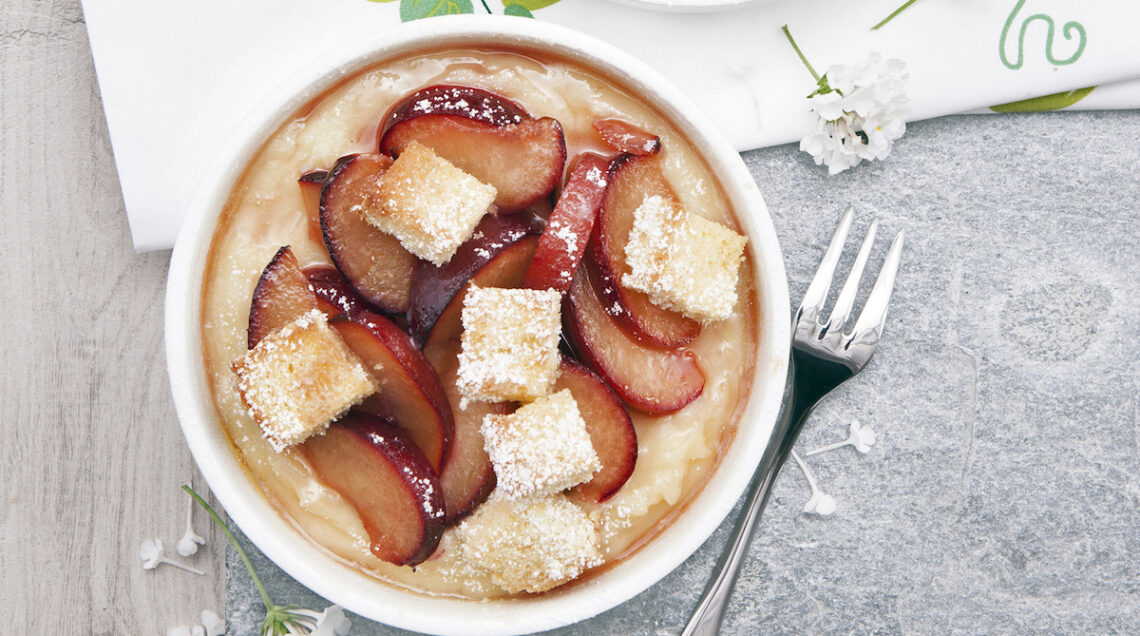 Crema cotta con susine e pan brioche
